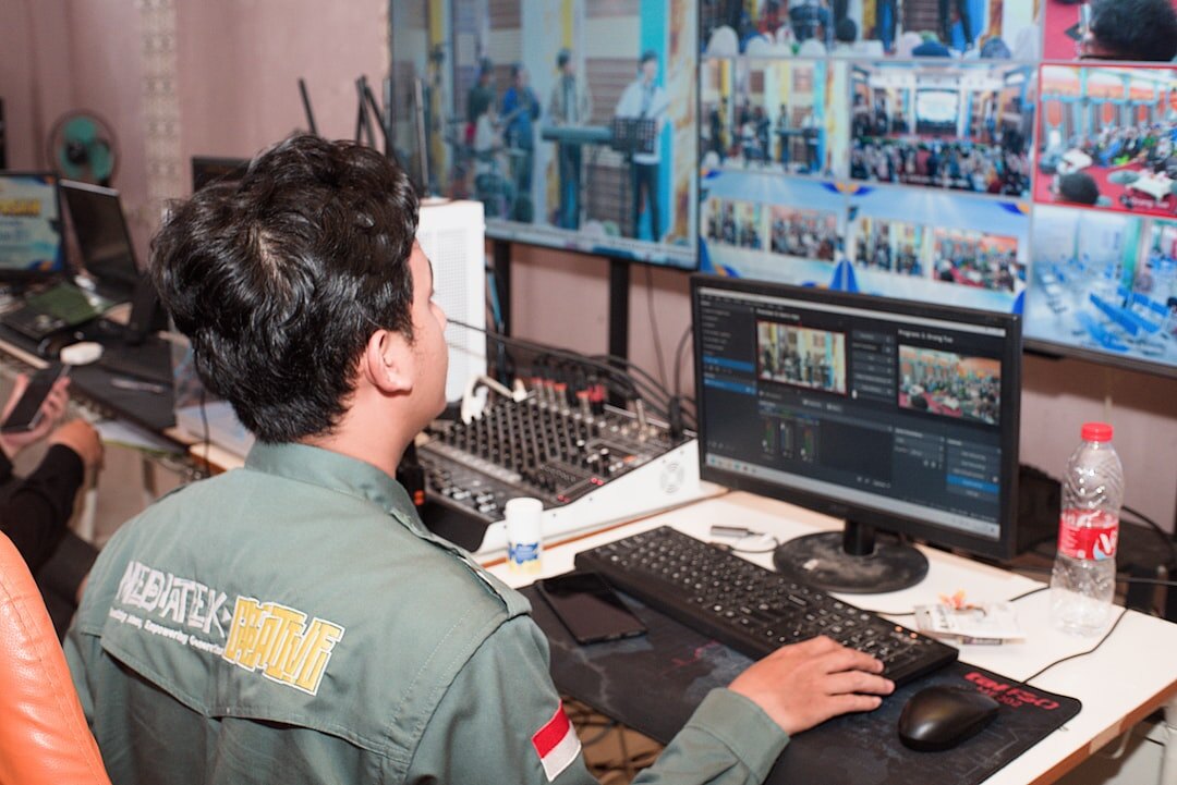News syndication network visualization on multiple screens